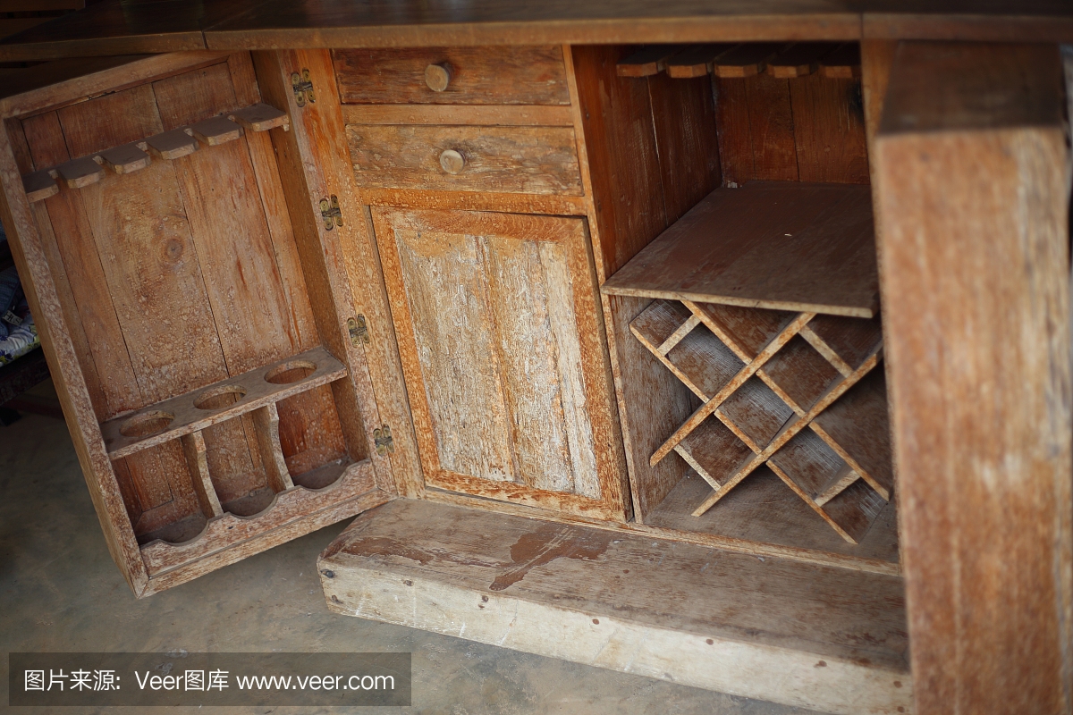 泰国的一个装酒的旧木箱